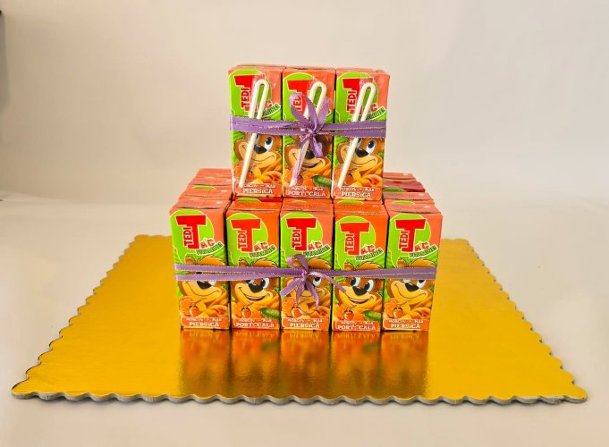 Tort din 29 Sucuri cu Pai – Perfect pentru Grădiniță și Aniversări